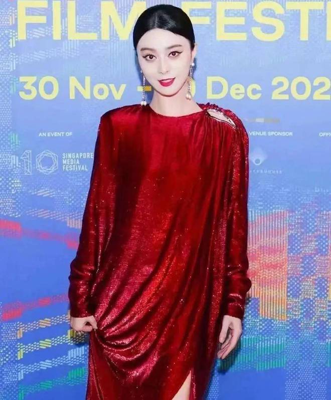 头配红唇显立体五官穿“窗帘裙”惊艳四座！j9九游会网址是什么43范冰冰杀疯了！油(图3)